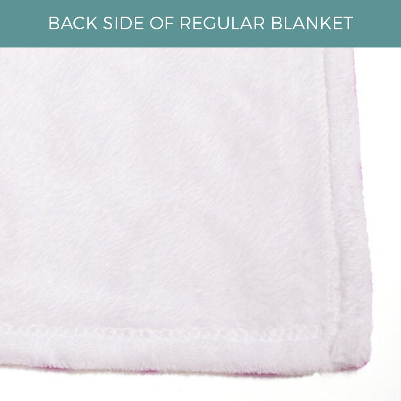 Pu&ograve; includere: Primo piano del retro di una coperta in pile bianca. La coperta ha una texture morbida e soffice e un bordo bianco cucito.