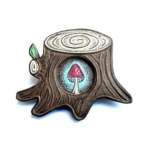 Peek-a-boo Woodland Tree Stump Brooch with tiny Mushroom Toadstool - Tree Stump Pin - Faux Bois Wood Grain -