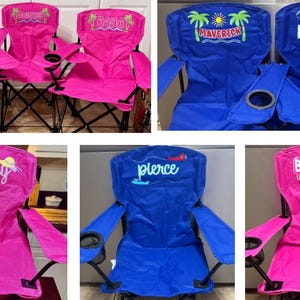 Puede incluir: Una colecci&oacute;n de sillas de camping plegables personalizadas en rosa y azul. Cada silla presenta un nombre o palabra bordada en el respaldo, junto con elementos decorativos como palmeras, tortugas o helados. Las sillas tienen marcos de metal negro y portavasos incorporados.