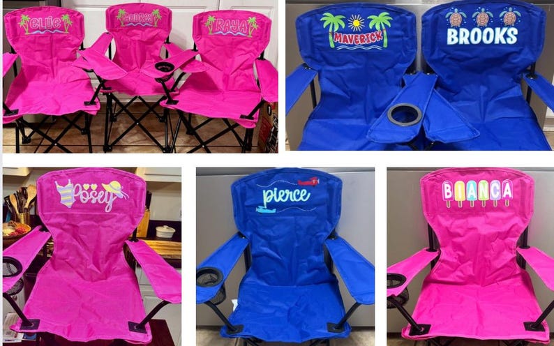 Puede incluir: Una colecci&oacute;n de sillas de camping plegables personalizadas en rosa y azul. Cada silla presenta un nombre o palabra bordada en el respaldo, junto con elementos decorativos como palmeras, tortugas o helados. Las sillas tienen marcos de metal negro y portavasos incorporados.