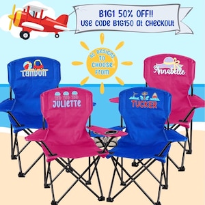 Puede incluir: Cuatro sillas de playa plegables personalizadas en azul y rosa, con marcos de metal negro. Cada silla tiene un nombre bordado en el respaldo: Landon, Juliette, Tucker y Annabelle. La imagen incluye el texto "B1G1 50% OFF!!" y "40 designs to choose from".