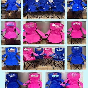 Puede incluir: Una colecci&oacute;n de sillas de camping plegables personalizadas en azul y rosa. Cada silla presenta un nombre en el respaldo, como "Charlie", "Carmine" y "Rachel". Las sillas tienen marcos de metal negro y reposabrazos con portavasos.