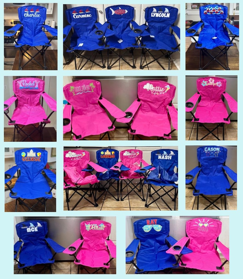 Puede incluir: Una colecci&oacute;n de sillas de camping plegables personalizadas en azul y rosa. Cada silla presenta un nombre en el respaldo, como "Charlie", "Carmine" y "Rachel". Las sillas tienen marcos de metal negro y reposabrazos con portavasos.