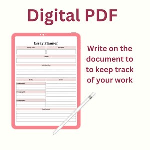Pode incluir: Um planejador digital rosa com o texto "Essay Planner" no topo. O planejador &eacute; dividido em se&ccedil;&otilde;es para o t&iacute;tulo do ensaio, o curso, a data de entrega, a introdu&ccedil;&atilde;o, o corpo, as notas e a conclus&atilde;o. Uma caneta branca &eacute; mostrada ao lado do planejador.