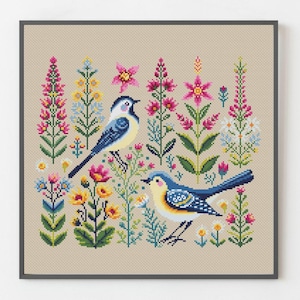 Può includere: Schema di punto croce con due uccelli blu con accenti gialli appollaiati in un giardino di fiori colorati. I fiori sono in tonalità di rosa, viola, giallo e bianco.