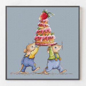Op de afbeelding: Kruissteekkunst met twee muizen die een meerlagige taart dragen, bekroond met een aardbei. De taart heeft roze glazuur en groene bladversieringen. De muizen dragen overalls en dragen de taart op een bord.
