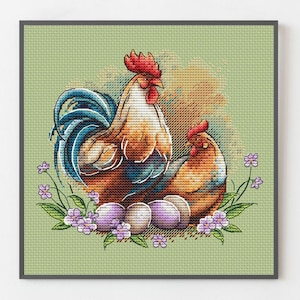 Puede incluir: Un gallo y una gallina con plumas azules, marrones y rojas se sientan en un lecho de flores moradas y huevos blancos.