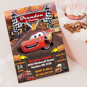 K&ouml;nnte beinhalten: Eine rote und gelbe Geburtstagseinladung zum Thema Cars mit einem roten Rennwagen, einer karierten Flagge und dem Text "READY SET GO! Brandon Is Turning 5". Die Einladung enth&auml;lt Details zur Party, einschlie&szlig;lich Datum, Uhrzeit, Ort und RSVP-Informationen.