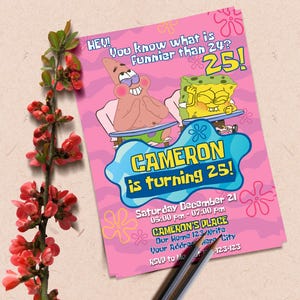 Puede incluir: Una invitaci&oacute;n de cumplea&ntilde;os rosa con una imagen de dibujos animados de Bob Esponja y Patricio Estrella. La invitaci&oacute;n dice "HEY! &iquest;Sabes qu&eacute; es m&aacute;s divertido que 24? &iexcl;25! &iexcl;CAMERON cumple 25!" e incluye detalles para la fiesta, incluyendo la fecha, la hora y la ubicaci&oacute;n.