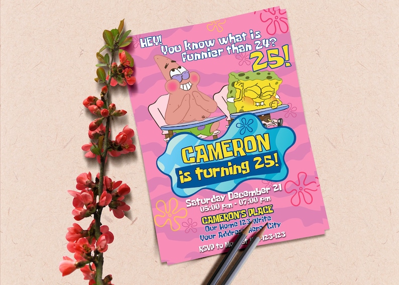 Puede incluir: Una invitaci&oacute;n de cumplea&ntilde;os rosa con una imagen de dibujos animados de Bob Esponja y Patricio Estrella. La invitaci&oacute;n dice "HEY! &iquest;Sabes qu&eacute; es m&aacute;s divertido que 24? &iexcl;25! &iexcl;CAMERON cumple 25!" e incluye detalles para la fiesta, incluyendo la fecha, la hora y la ubicaci&oacute;n.