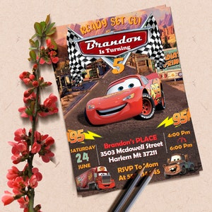 K&ouml;nnte beinhalten: Eine rote und schwarze Einladung zu einer Cars-Geburtstagsparty mit einem Cartoon-Bild von Lightning McQueen. Die Einladung lautet "Ready Set Go! Brandon wird 5" und enth&auml;lt Datum, Uhrzeit und Ort der Party.