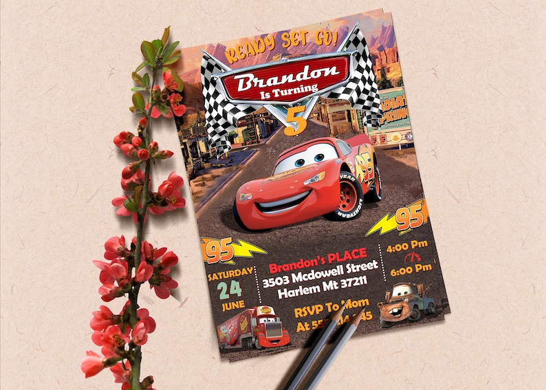 K&ouml;nnte beinhalten: Eine rote und schwarze Einladung zu einer Cars-Geburtstagsparty mit einem Cartoon-Bild von Lightning McQueen. Die Einladung lautet "Ready Set Go! Brandon wird 5" und enth&auml;lt Datum, Uhrzeit und Ort der Party.