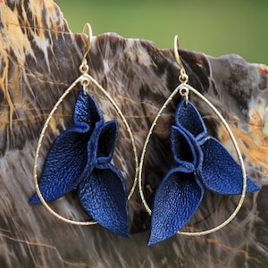Leather Petals 3-d w/ gold Navy Blue Pearl lambskin Silk long dangle teardrop hoop handmade statement earrings immagine 1