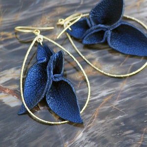 Leather Petals 3-d w/ gold Navy Blue Pearl lambskin Silk long dangle teardrop hoop handmade statement earrings immagine 3