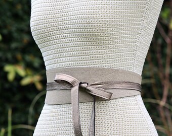 Reversible Leather Wrap Belt: Stingray Beige & Metallic  display picture 3