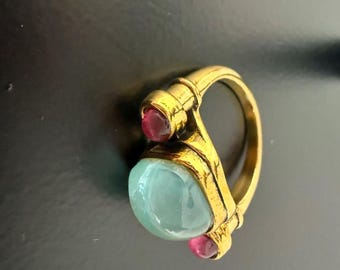 Anillo AKUAMARIN hecho a mano con latón, aguamarina y piedras de ágata roja.