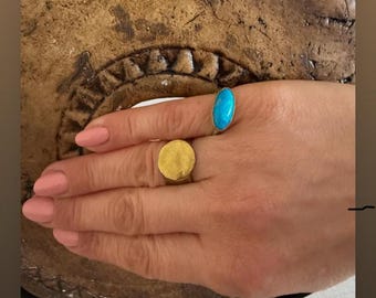 Anillos de pareja FIRUZE hechos a mano en latón y piedra turquesa.