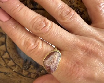 Anillo HAM hecho a mano de latón y piedra natural.
