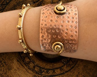 Pulsera doble hecha a mano de latón y cobre ZIRH-CRUFF