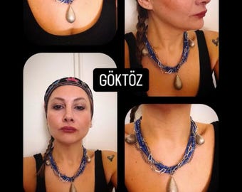 GOKTOZ, collar artesanal de lapislázuli, hecho de latón y acero.