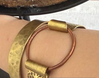 Pulsera doble dongu hecha a mano de latón y cobre.