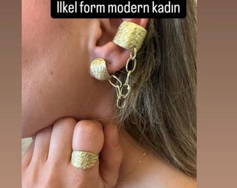 Conjunto de pendientes y anillo de latón hechos a mano de ATES ZINCIRI