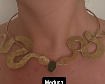 Gargantilla MEDUSA hecha a mano con latón y piedras de jade.