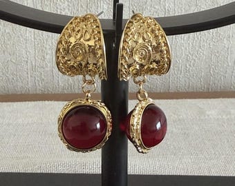 Pendientes NAR hechos a mano de latón con piedra de ágata roja.