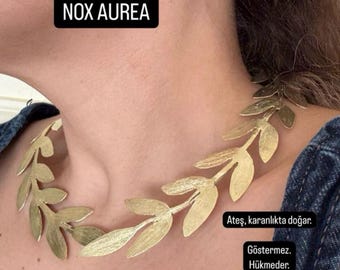 Conjunto de collar gargantilla y pendientes de latón hechos a mano de NOX AUREA