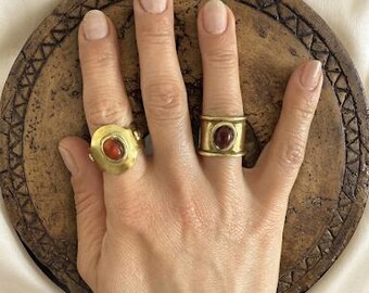 Anillos de latón con piedras naturales hechos a mano.