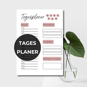 Puede incluir: Un planificador diario imprimible en blanco y negro con el texto "Tagesplaner" en la parte superior. El planificador incluye secciones para "Ablauf", "Prioritäten", "Aufgaben" y "Wichtig für morgen".