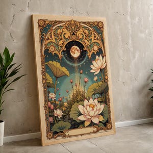 Può includere: Una stampa artistica incorniciata raffigurante una scena celeste di stagno di loto. L'opera d'arte presenta una luna piena, fiori di loto e una vegetazione lussureggiante, incorniciata da un'ornata filigrana dorata. La tavolozza dei colori include tonalità di verde acqua, oro e rosa.