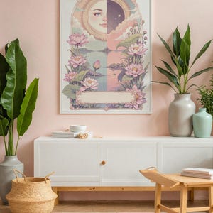 Może przedstawiać: Oprawiony wydruk artystyczny z niebiańskim wzorem. Grafika jest podzielona, pokazując uśmiechnięte słońce i gwiaździste niebo. Różowe kwiaty lotosu i liście obramowują pusty baner. Wydruk wisi nad białą szafką.