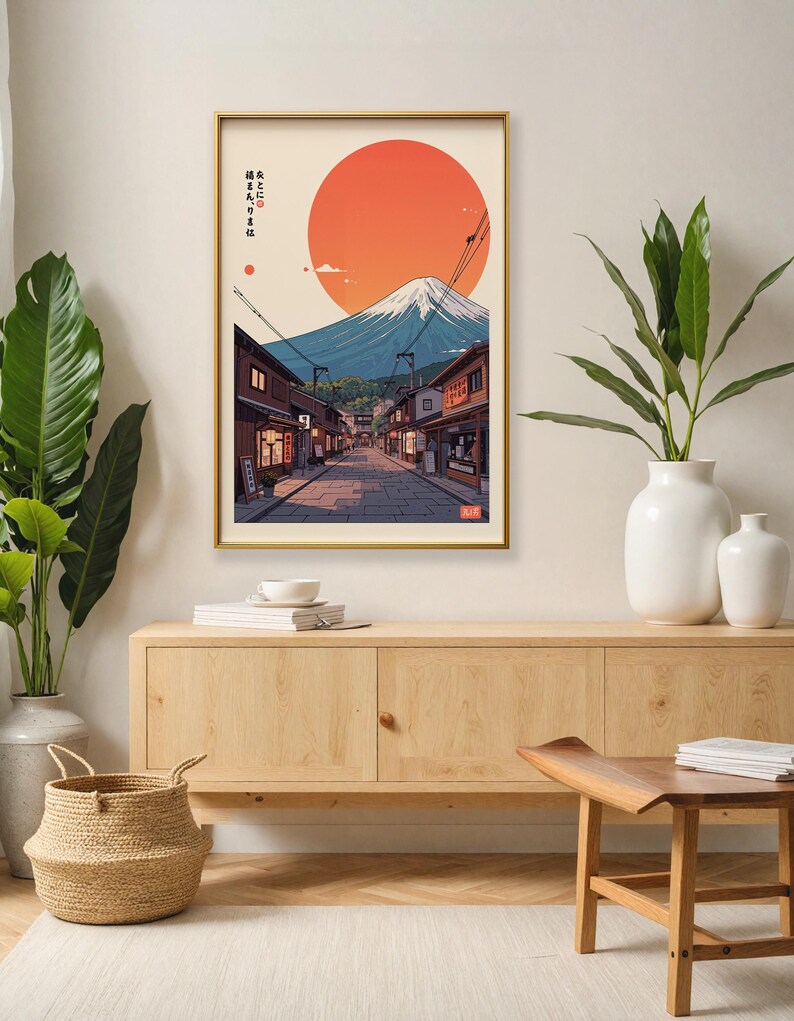 Pode incluir: Uma impress&atilde;o emoldurada de uma cena de rua japonesa com o Monte Fuji ao fundo. O sol se p&otilde;e atr&aacute;s da montanha, lan&ccedil;ando um brilho quente sobre a cena. A rua &eacute; ladeada por edif&iacute;cios tradicionais japoneses, e h&aacute; pessoas caminhando pela rua.
