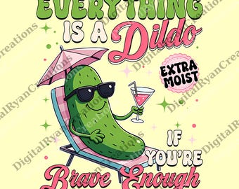 Può includere: Grafica umoristica con un cetriolo dei cartoni animati con occhiali da sole, che si rilassa su una sedia a sdraio sotto un ombrellone rosa, con un cocktail. Il testo recita "Everything is a Dildo if you're brave enough" con un distintivo "Extra Moist".