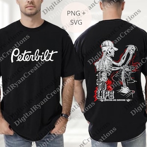 Pode incluir: Camiseta preta com a palavra "Peterbilt" em branco na frente. A parte de trás apresenta um esqueleto dirigindo um caminhão com o texto "18 to Life" e "Driving and Surviving" em vermelho e branco.