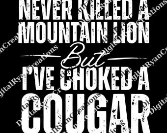 Peut inclure: Design graphique noir avec texte blanc disant "NEVER KILLED A MOUNTAIN LION But I'VE CHOKED A COUGAR". Le texte est en gras, avec une police vieillie.