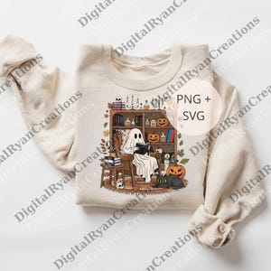 Könnte beinhalten: Beiges Sweatshirt mit einem Halloween-Motiv. Das Design zeigt einen Geist, der in einer Bibliothek mit Kürbissen, einer schwarzen Katze und einem Bücherregal liest. Der Text "PNG + SVG" ist ebenfalls sichtbar.
