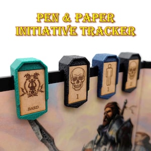 Könnte beinhalten: Pen & Paper Initiative Tracker. Vier Initiative-Tracker in den Farben Türkis, Schwarz, Blau und Grau. Jeder Tracker hat ein einzigartiges Symbol und eine Nummer, mit dem Wort "BARD" auf einem. Für Tabletop-Spiele konzipiert.