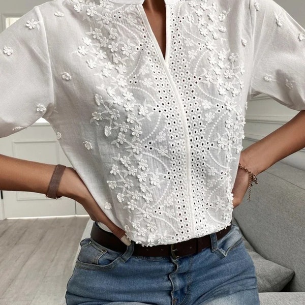 Chemisier en coton et dentelle à broderies florales printemps-été pour femme, col montant évidé, col en V, chemise décontractée, élégant à manches courtes, haut en coton