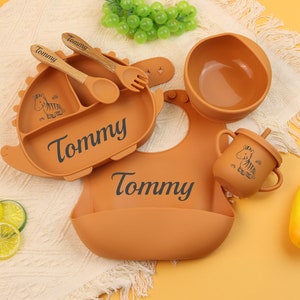 Juego de destete de silicona personalizado para bebés, babero de silicona grabado, juego de destete de dibujos animados para bebés pequeños y niños, plato de silicona de dinosaurio personalizado.