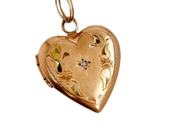 Colgante vintage de oro laminado de 14 quilates con forma de corazón y diamantes en forma de estrella, con grabado floral. Collar pequeño con colgante TK Tru-Kay.