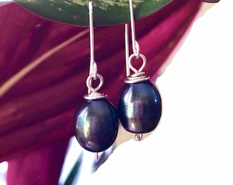 Boucles d'oreilles pendantes en argent sterling et perles de Tahiti, véritables perles noires des mers du Sud, ornées de perles noires de Tahiti authentiques.