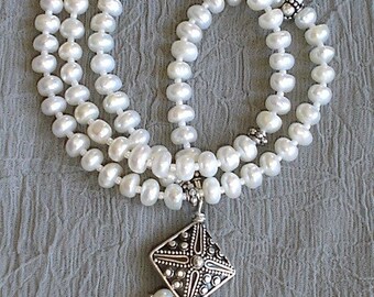 Collier de perles d'eau douce et pendentif de Bali orné en argent sterling, collier de perles blanches