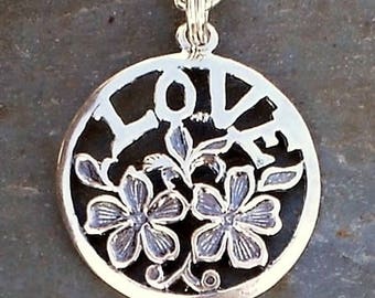 Collier chaîne à pendentif « Love » en argent sterling à gravure florale