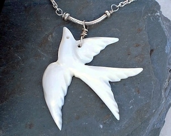 Collier en argent sterling avec pendentif en nacre et vol de moineau