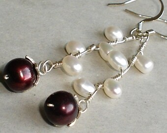 Boucles d'oreilles en perles d'eau douce bordeaux et blanches en argent sterling gravé à la main floral Hill Tribe