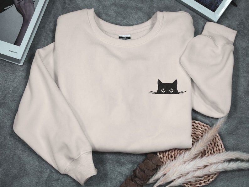 Cat Embroidered Sweatshirt Retro Cute Cat Sweater Black Cat Shirt Gift for Cats Lover Cat Mom Sweatshirt zdjęcie 1