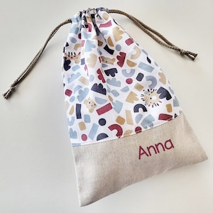 Sac à doudou personnalisable - Bébés animaux - Géométrique - bleu - rouge foncé - école - multicolore - maternelle - chaussons