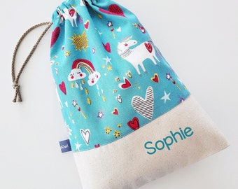 Sac à doudou personnalisable - licornes - cœurs - turquoise - rouge - rose -  Sac à coulisses - maternelle - nounou - chaussons